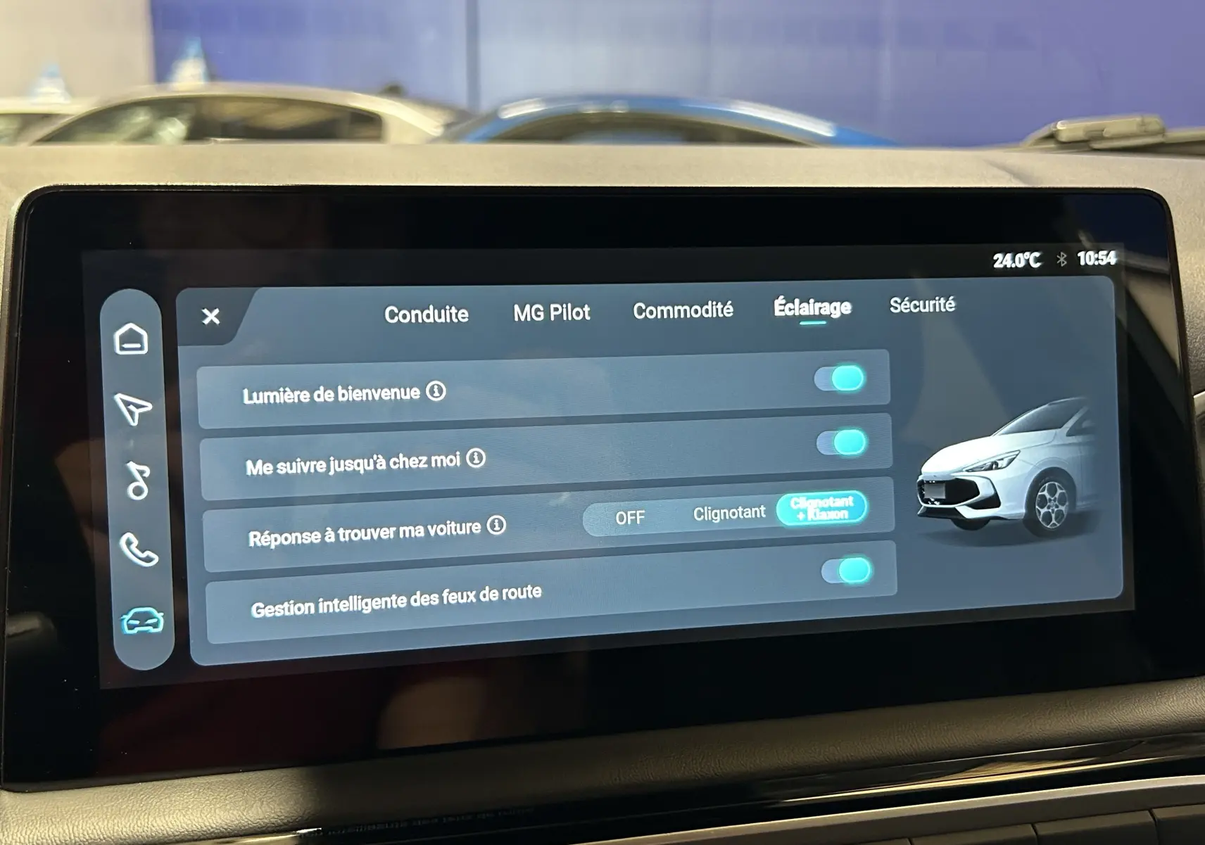 Écran tactile intérieur montrant les réglages d’éclairage du MG3 Hybrid+ 195 Luxury en Pebble Black.