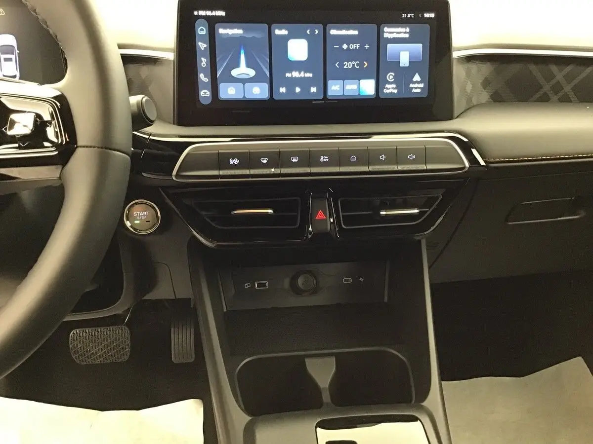 Vue intérieure centrée sur la console et l’écran tactile du MG3 Hybrid+ 195 Luxury Pebble Black, avec bouton start visible.