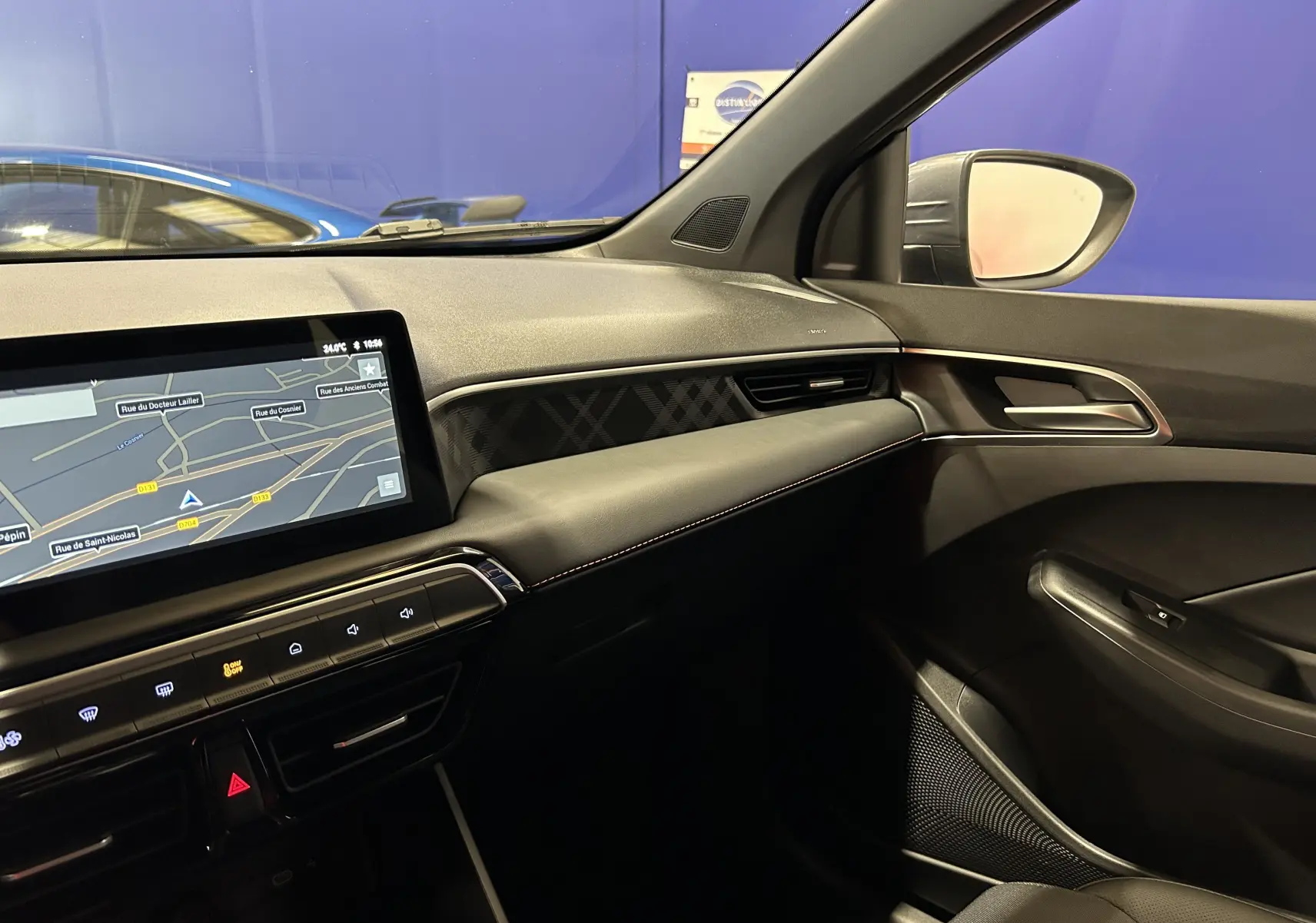 Vue intérieure côté passager du MG3 Hybrid+ 195 Luxury 2026 avec écran tactile GPS et finitions noires élégantes.
