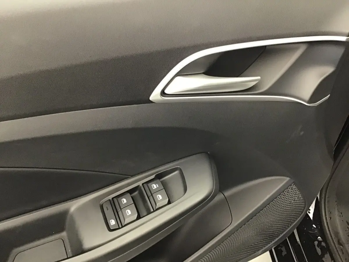 Gros plan sur la porte intérieure côté gauche du MG3 Hybrid+ 195 Luxury 2026, avec commandes de vitres et poignée argentée.