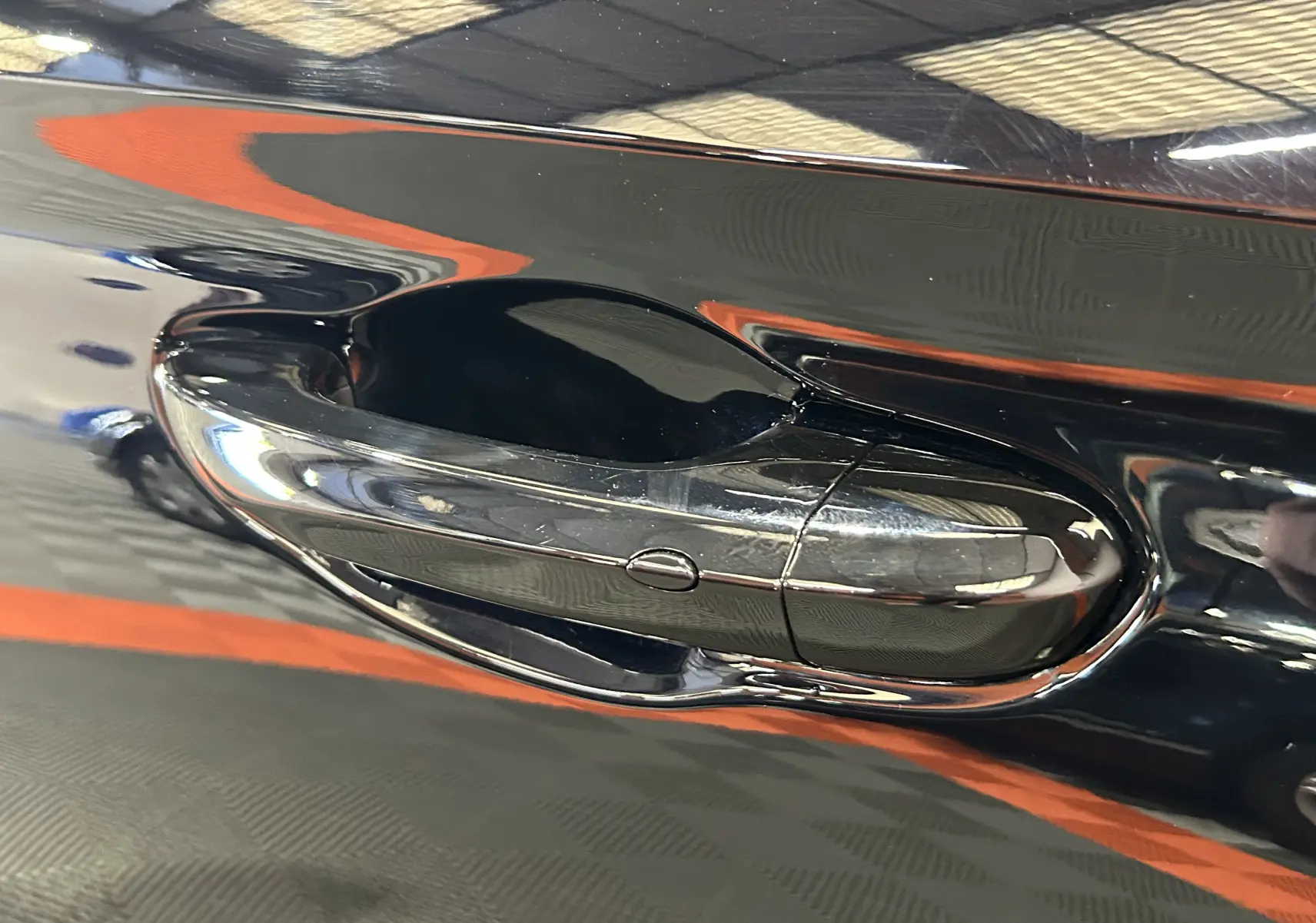 Poignée de porte chromée sur la carrosserie Pebble Black d'une MG3 Hybrid+ 195 LUXURY vue en gros plan.