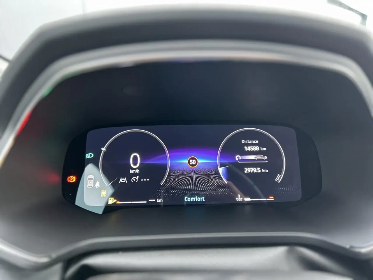 Vue rapprochée du tableau de bord numérique du Renault Captur 2025 affichant la vitesse et l'autonomie en mode Confort.