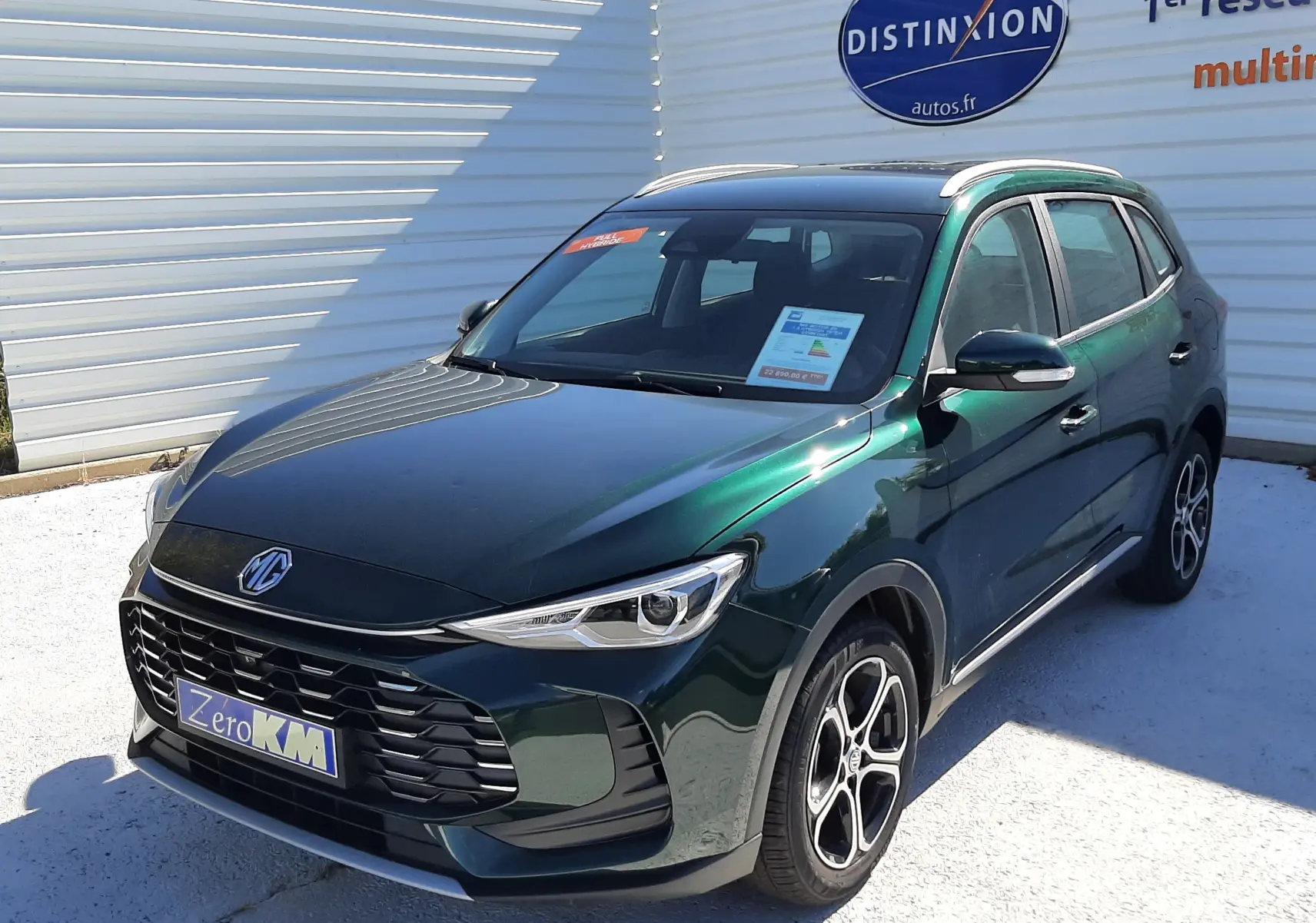 MG Motor ZS 1.5 Hybrid+ 197ch Comfort vert émeraude en 3/4 avant, avec jantes bi-ton et calandre noire distinctive.