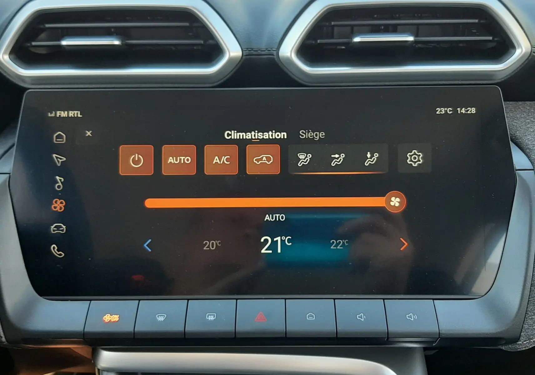 Vue rapprochée de l’écran tactile de climatisation du MG ZS Emerald Green 2026 avec commandes digitales et aérateurs hexagonaux.