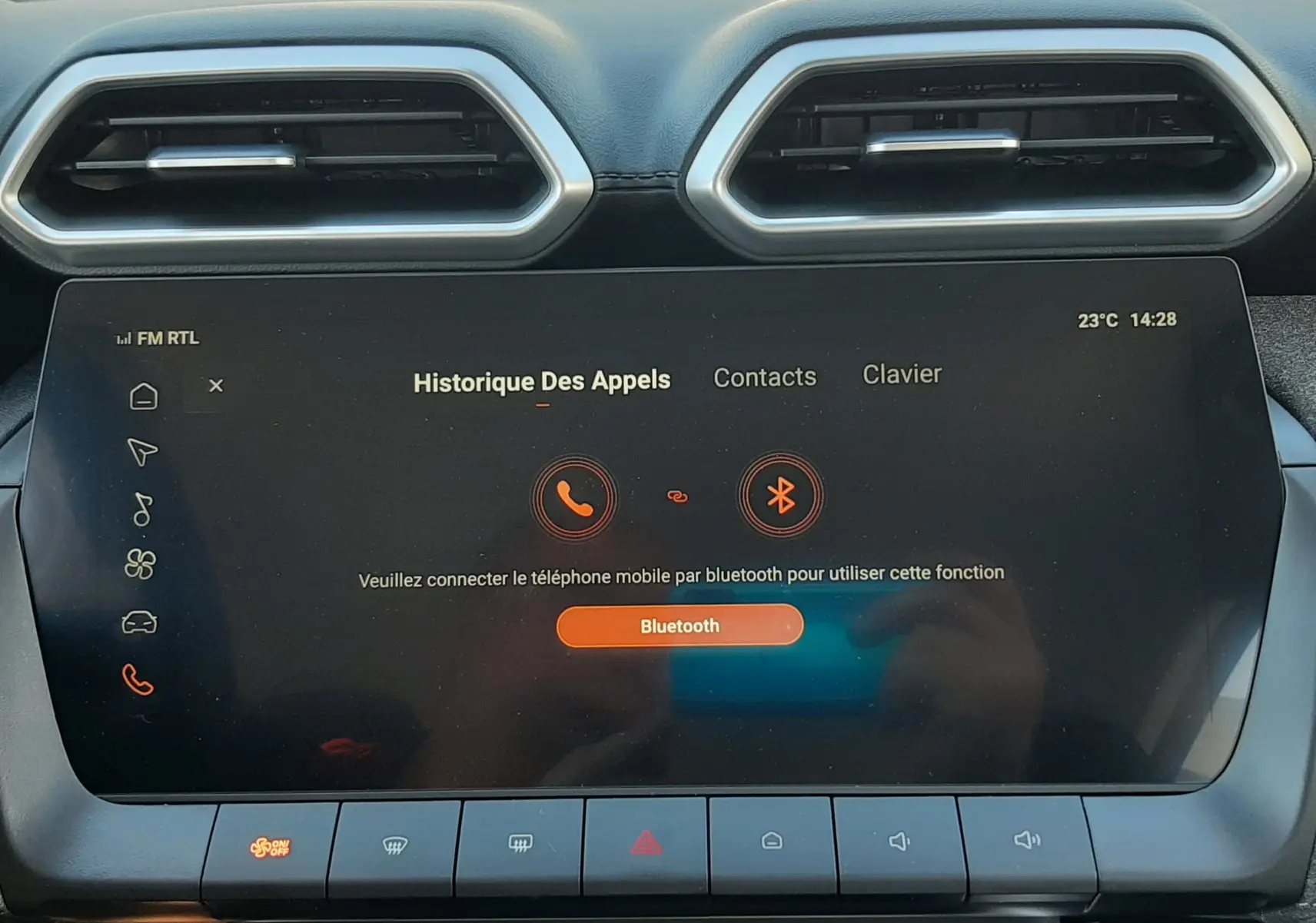 Vue rapprochée de l’écran tactile central du MG ZS 1.5 Hybrid+ 2026, affichant le menu Bluetooth, entouré de commandes et aérateurs.