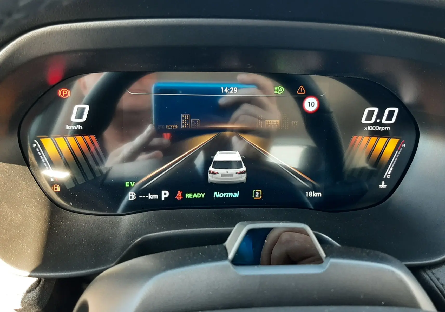 Tableau de bord numérique du MG MOTOR ZS 1.5 HYBRID+ 197CH, affichant la vitesse, régime et assistance à la conduite.
