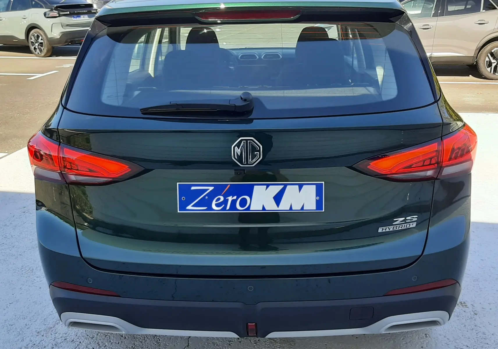 Vue arrière d’un MG ZS Emerald Green hybride 2026 avec logo MG centré et feux arrière LED distinctifs.