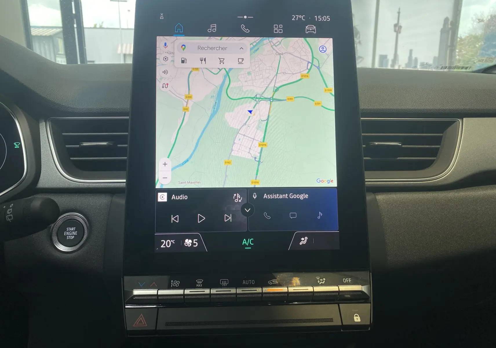 Écran tactile central du Renault Captur II 2024 gris zinc, affichant la navigation GPS et commandes climatisation.