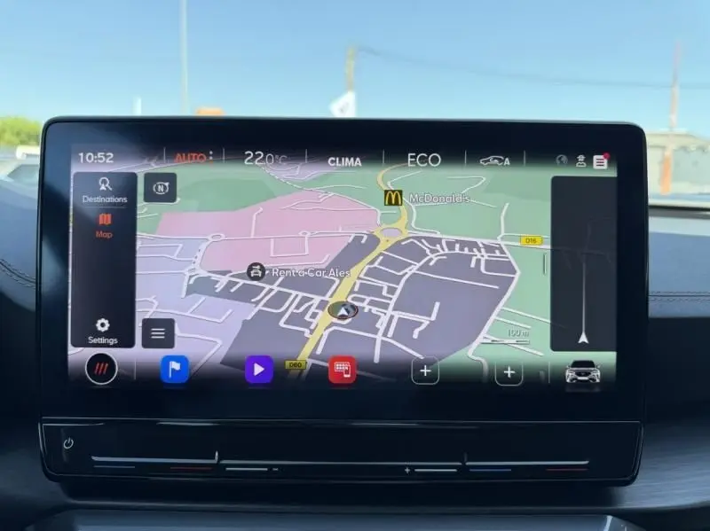 Écran tactile du système de navigation du CUPRA Formentor gris 2023, affichant une carte en mode ECO.