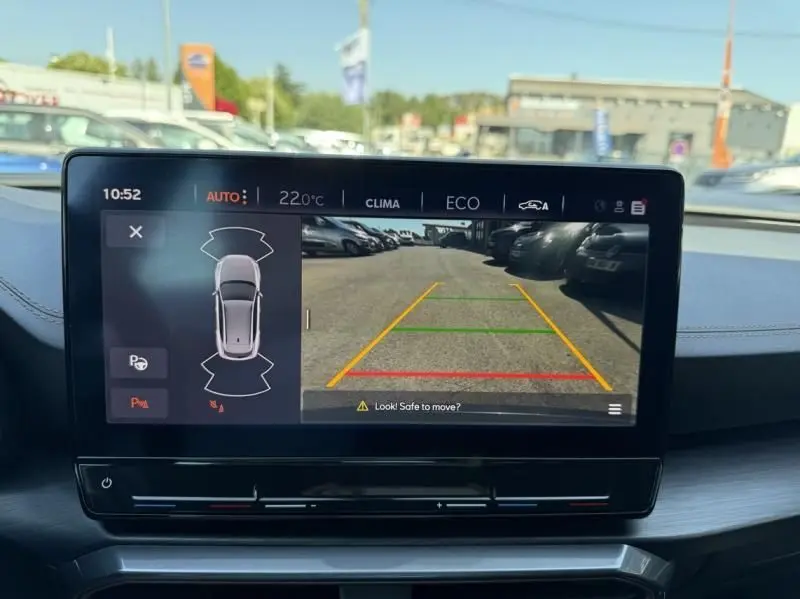 Écran central du tableau de bord du CUPRA Formentor 1.4 e Hybrid 2023 montrant la caméra de recul en marche.