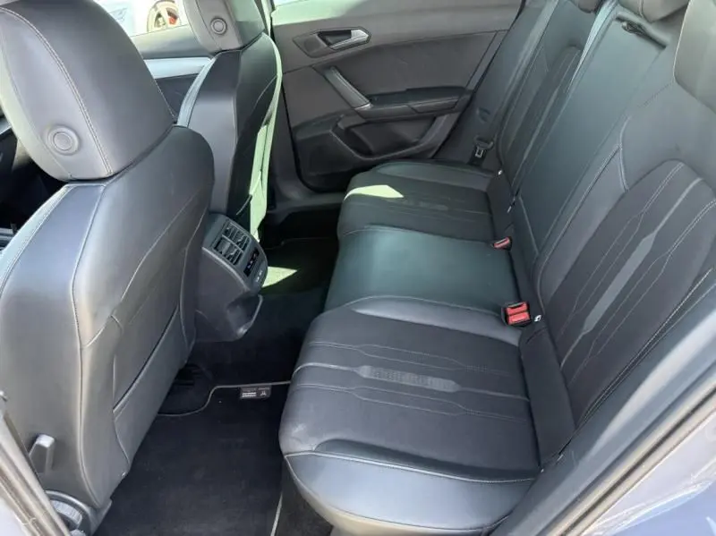 Vue intérieure côté droit des sièges arrière en cuir noir du CUPRA Formentor gris 2023, finition business edition