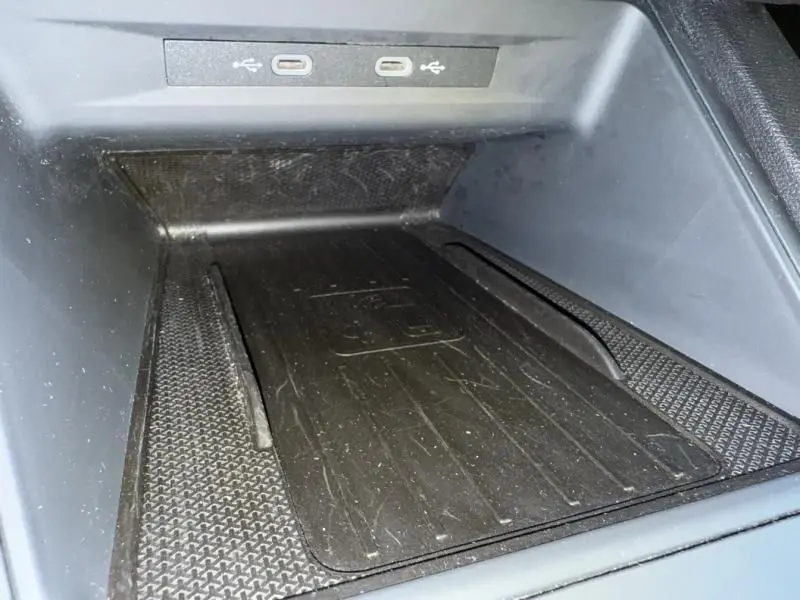 Vue rapprochée de la zone de recharge sans fil avec deux ports USB-C dans la console centrale du CUPRA Formentor gris 2023.