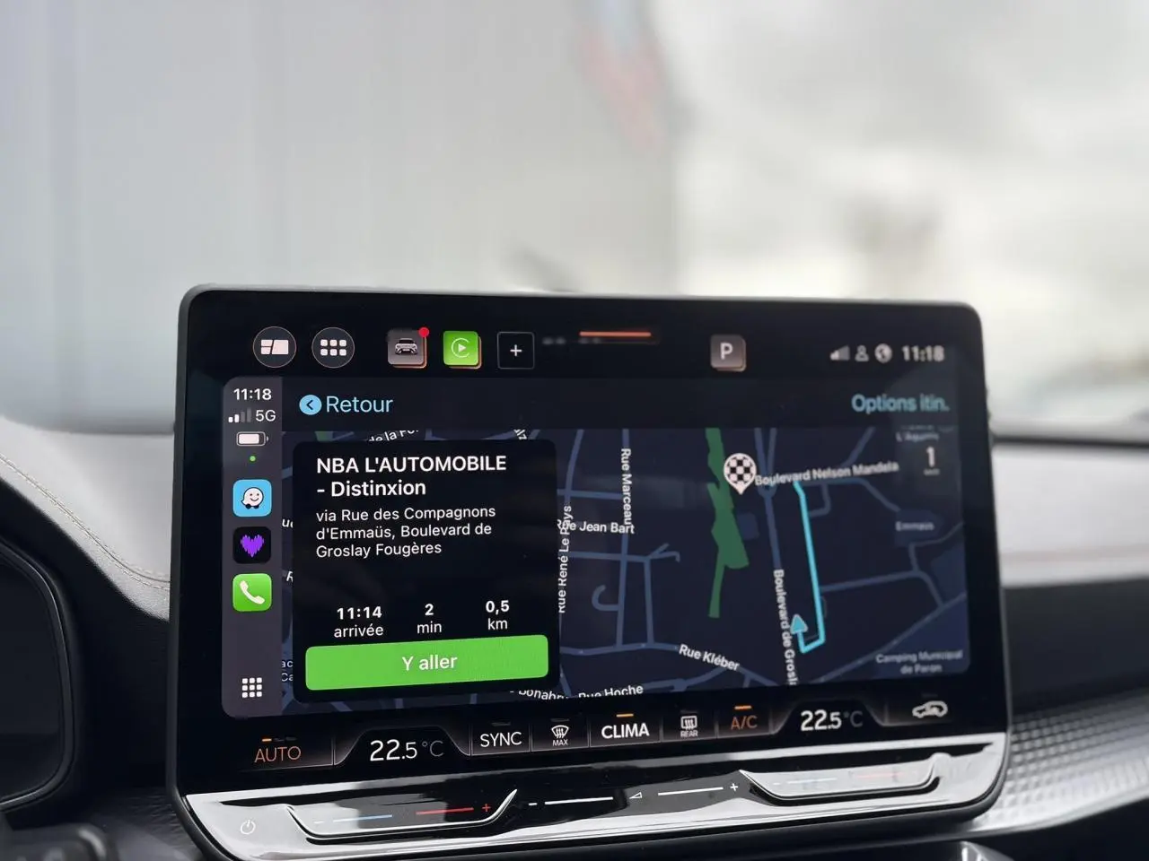 Écran tactile HD 12,9'' du système de navigation dans l'habitacle du CUPRA LEON ST Gris Graphene.