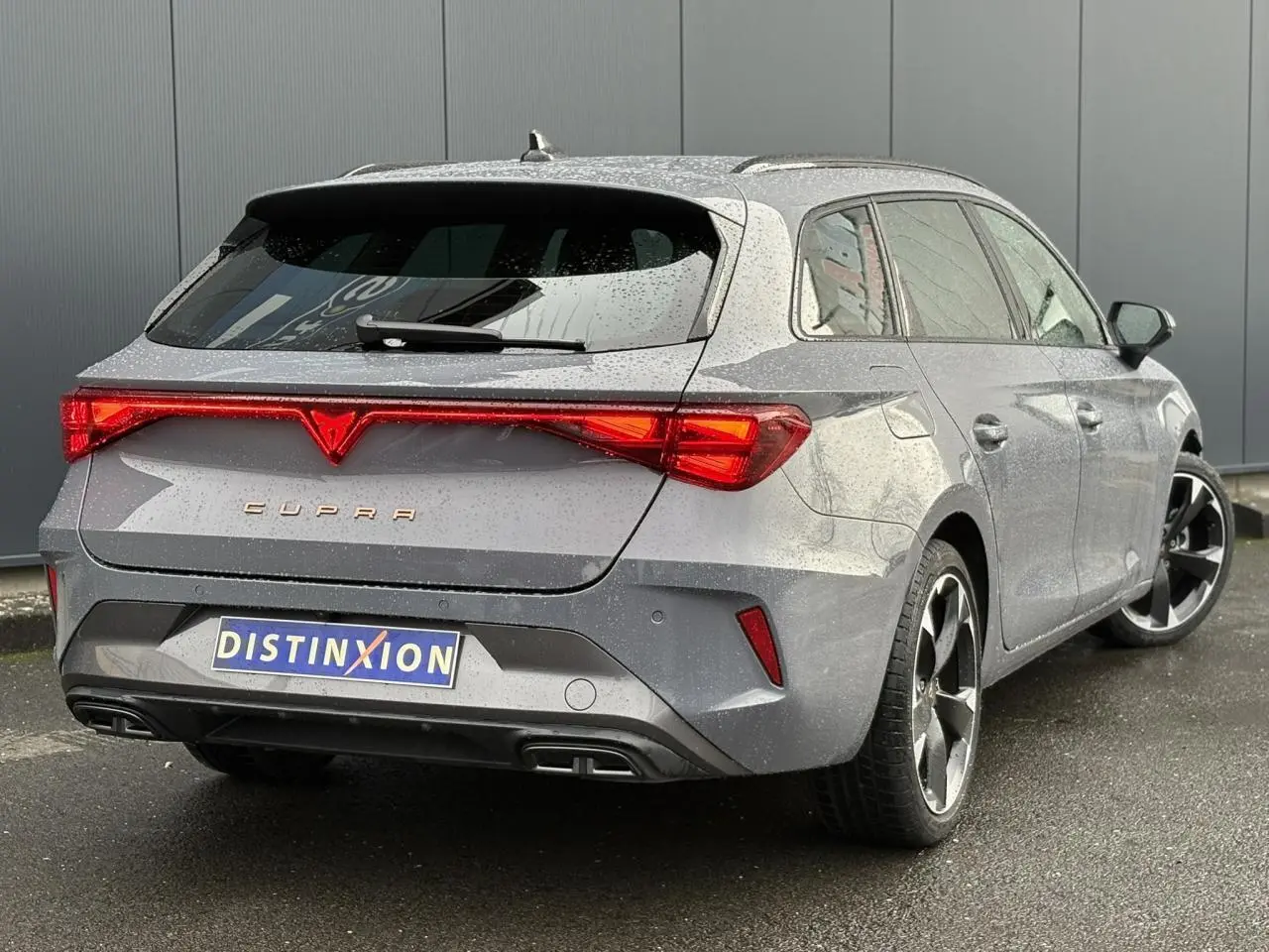 Vue 3/4 arrière droite d'une CUPRA LEON ST 2025 gris Graphene avec feux arrière Tri-LED et jantes alliage 18 pouces.