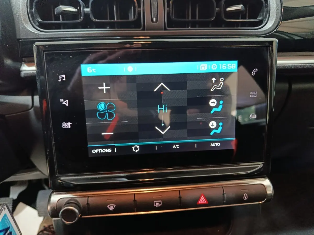 Écran tactile central du tableau de bord de la Citroën C3 gris foncé, affichant les réglages de climatisation.