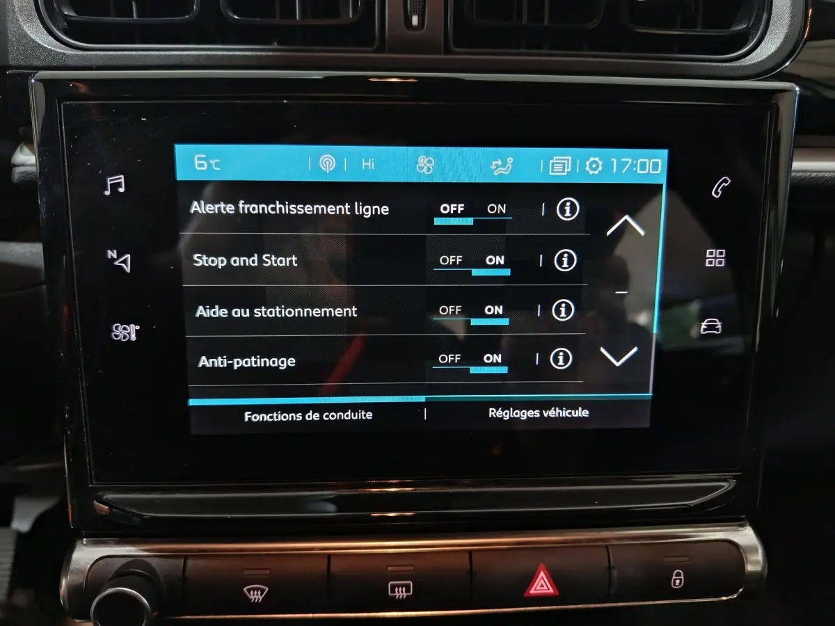Écran tactile central de la Citroën C3 2024 affichant les réglages d’aide à la conduite, intérieur noir.