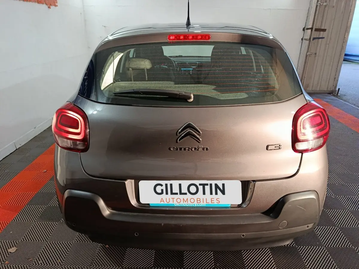 Vue arrière d'une Citroën C3 gris foncé 2024 avec feux arrière LED et logo distinctif au centre du hayon.
