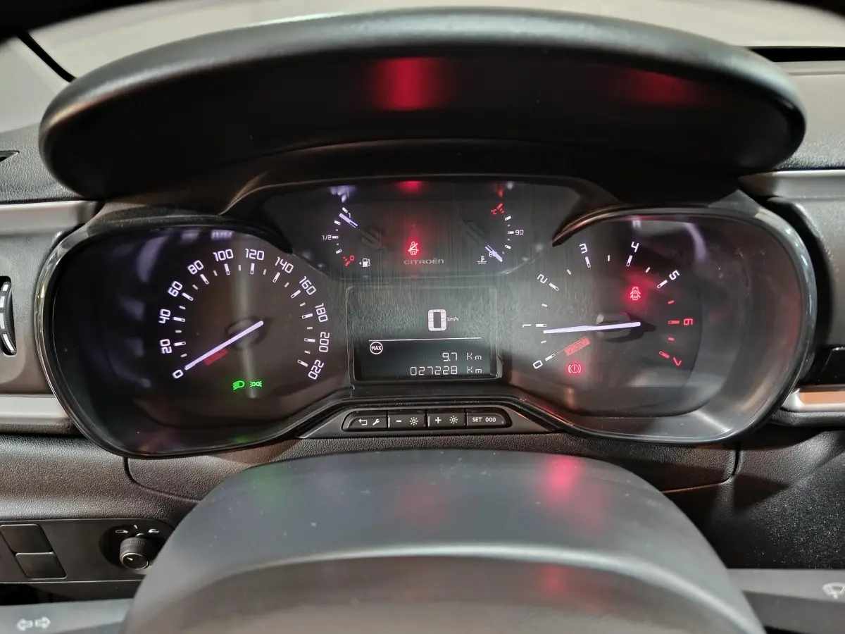 Tableau de bord de Citroën C3 BlueHDi 100 BVM PLUS 2024, affichage numérique et compteurs analogiques éclairés.