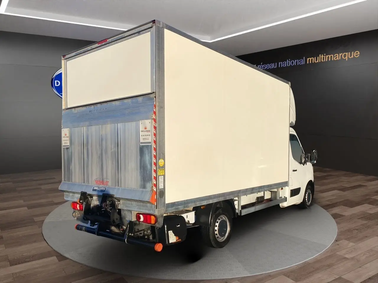 Renault Master Châssis cabine blanc vu en 3/4 arrière droit avec hayon élévateur métallique fermé.