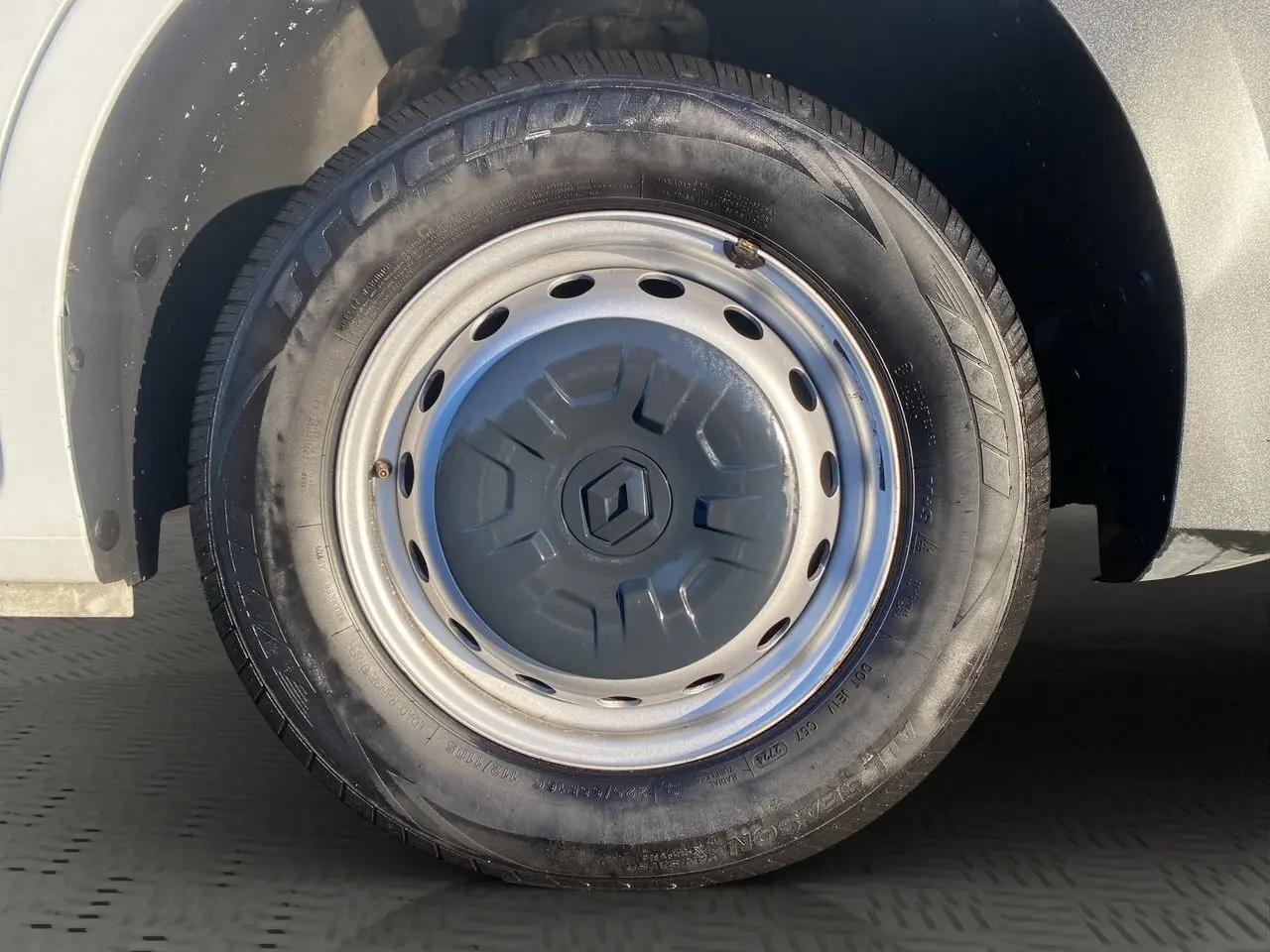 Gros plan sur la roue avant droite blanche du Renault Master Châssis Cabine avec jante tôlée et logo central.