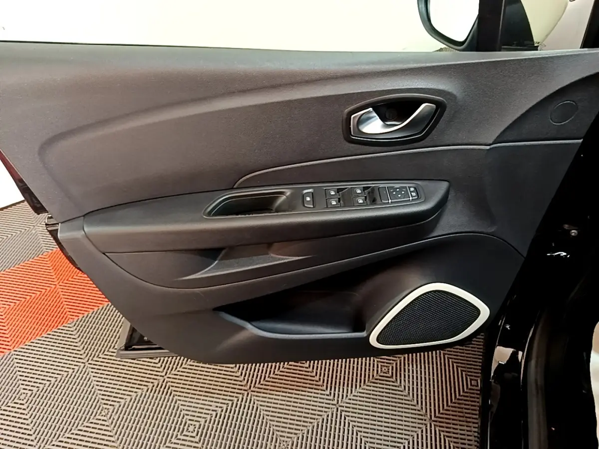 Vue rapprochée de la porte avant gauche noire du Renault Captur 2018, avec commandes de vitres et haut-parleur intégré.