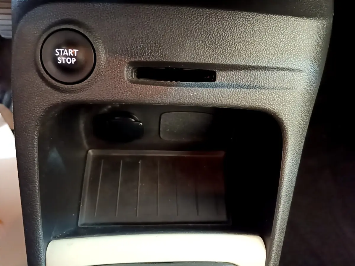 Gros plan sur la console centrale noire du Renault Captur Business 2018, avec bouton Start/Stop visible en haut à gauche.