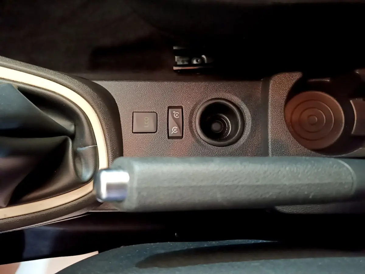 Vue rapprochée du frein à main et des boutons Eco et régulateur sur la console centrale d’un Renault Captur noir.