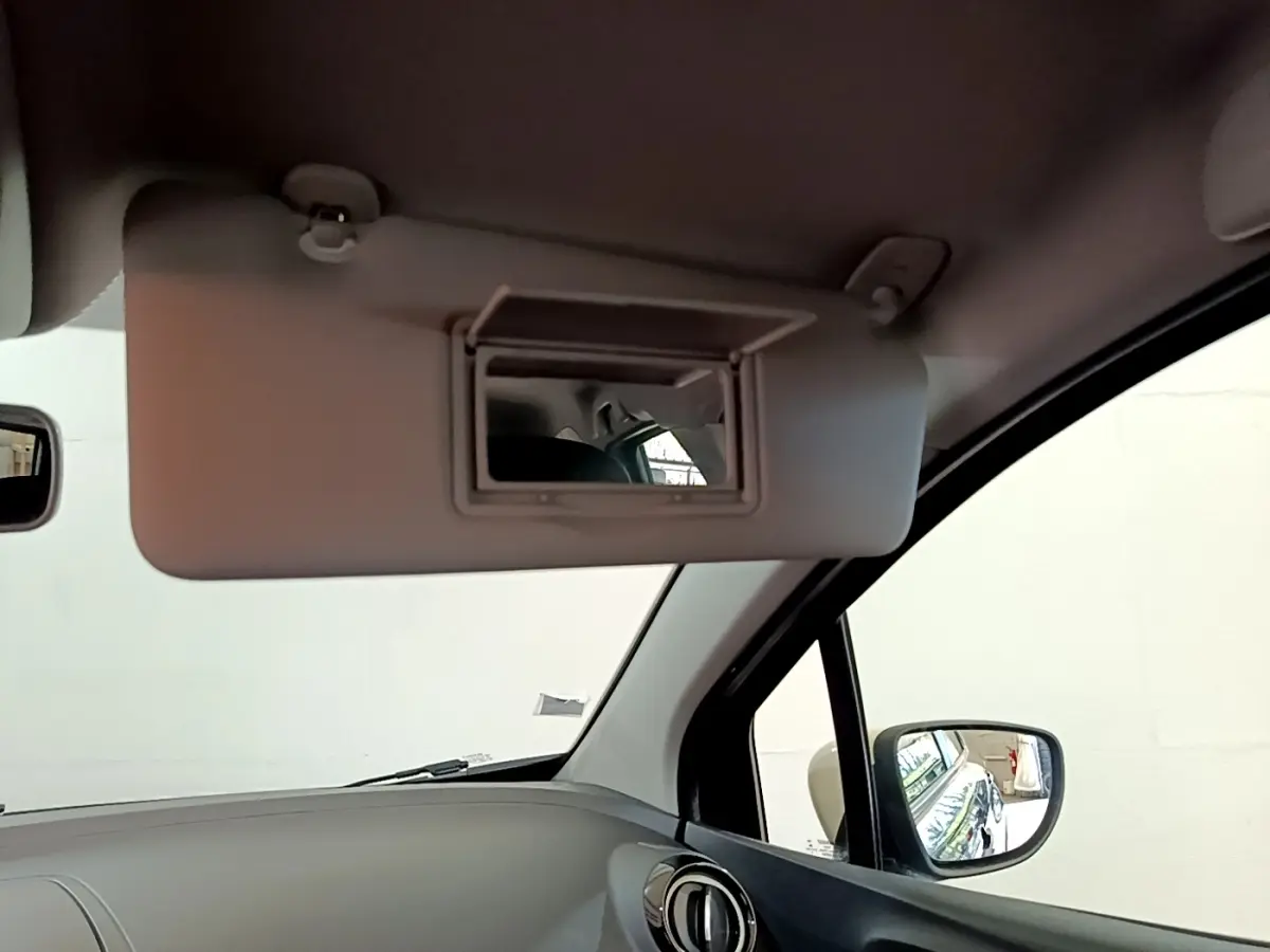 Détail intérieur du pare-soleil avec miroir ouvert côté conducteur de la Renault Captur Business noir 2018.