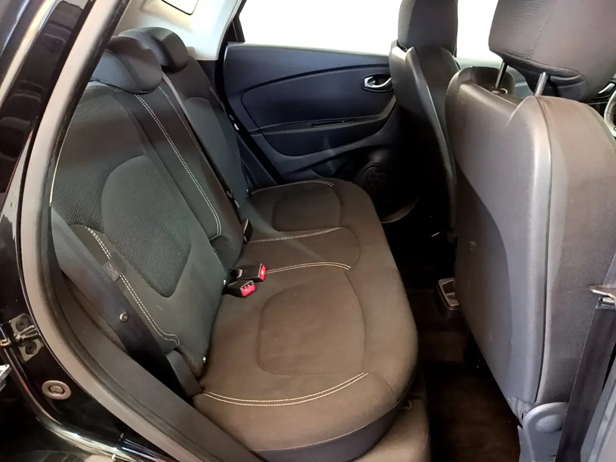 Vue intérieure côté gauche montrant la banquette arrière noire du Renault Captur Business TCe 90 de 2018.