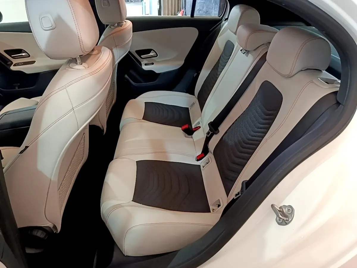 Vue côté droit sur l'intérieur arrière blanc et noir de la Mercedes Classe A Berline A 250 e Business Line 2020.