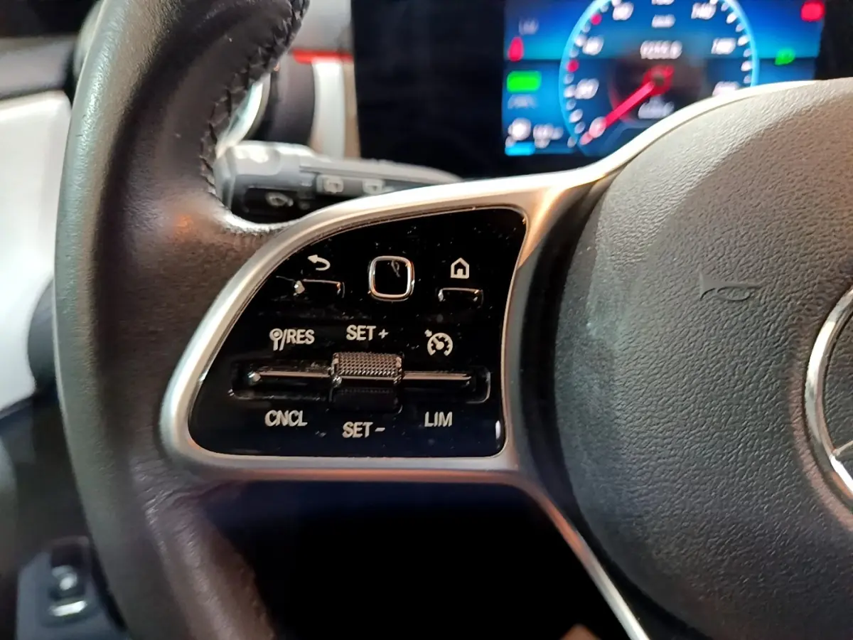 Gros plan sur le volant cuir multifonctions côté gauche d'une Mercedes Classe A 250 e Business Line 2020.