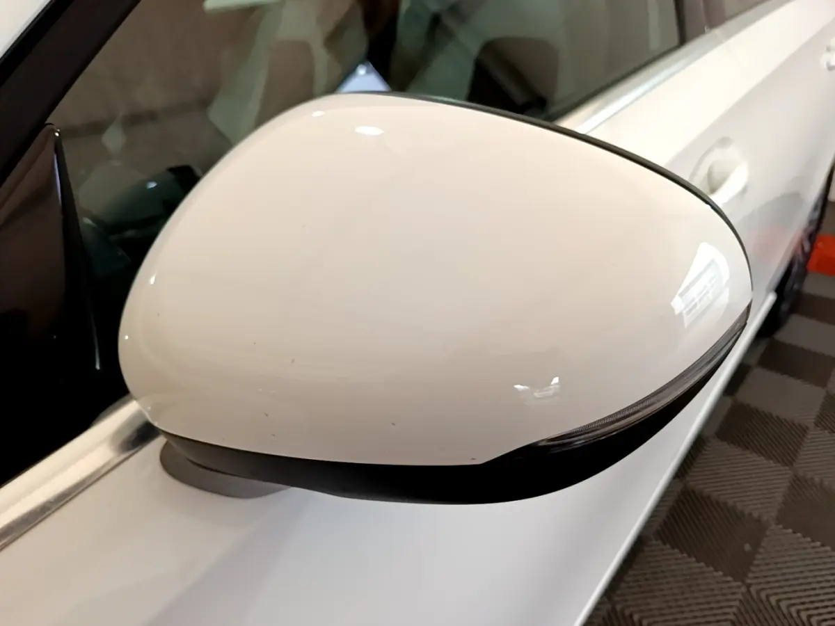 Rétroviseur extérieur blanc côté gauche de la Mercedes Classe A Berline A 250 e Business Line 2020, vue rapprochée.