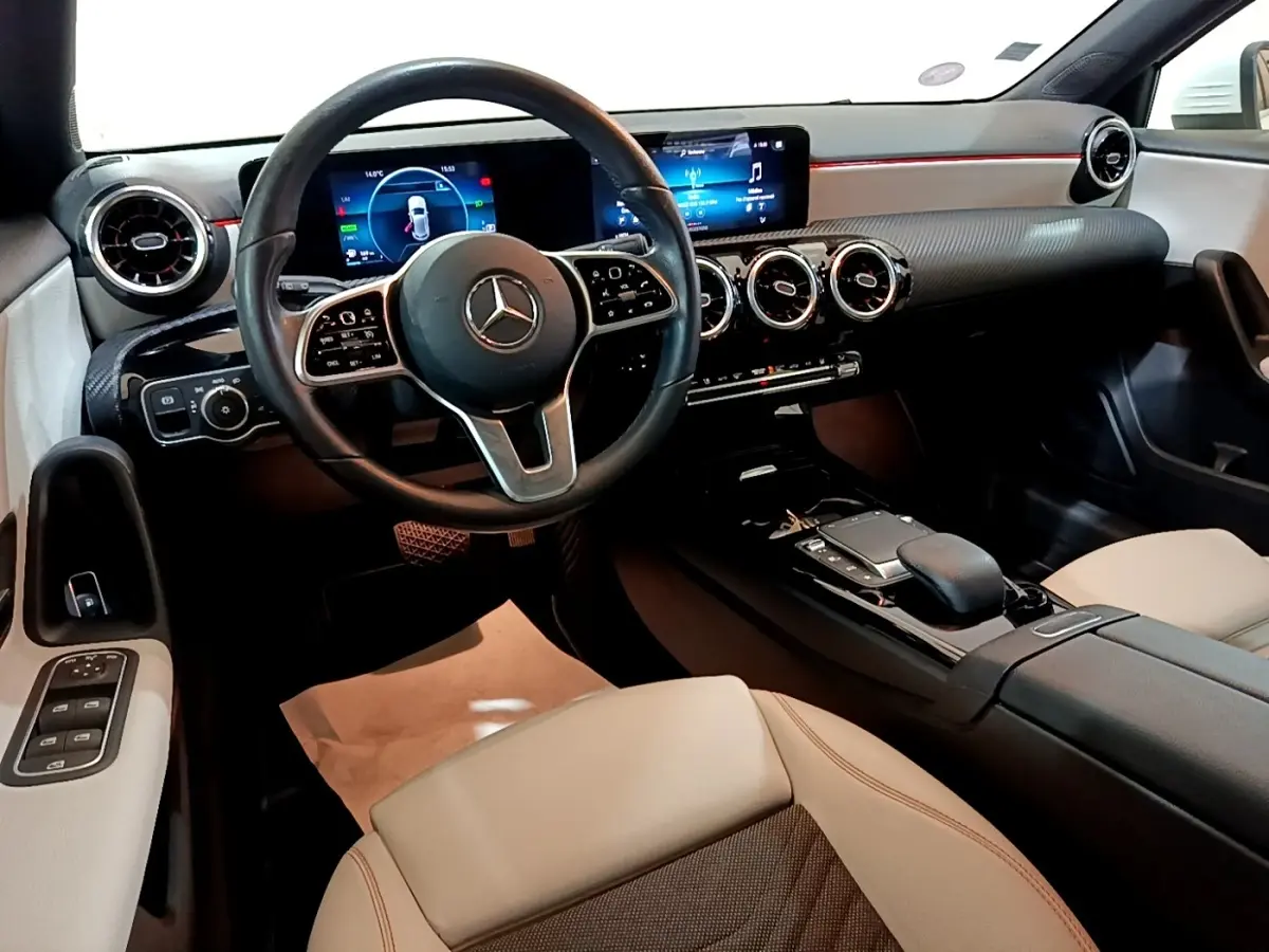 Intérieur de la Mercedes Classe A 250 e Business Line 2020 vu côté conducteur, volant cuir et tableau de bord numérique.