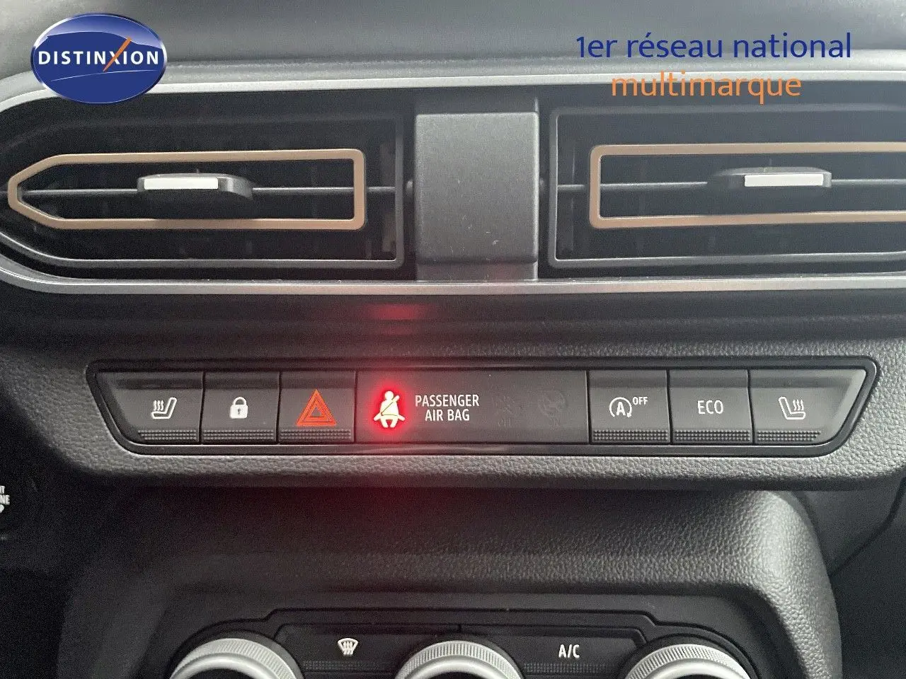 Tableau de bord de Dacia Jogger gris schiste, vue rapprochée sur les commandes de climatisation et prises USB.
