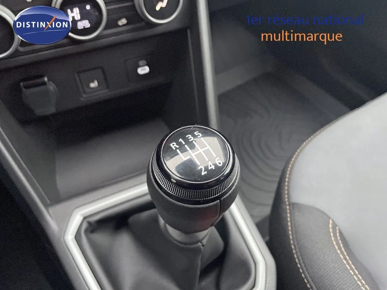 Écran tactile central du tableau de bord du Dacia Jogger 2026 affichant les paramètres d’aides à la conduite.