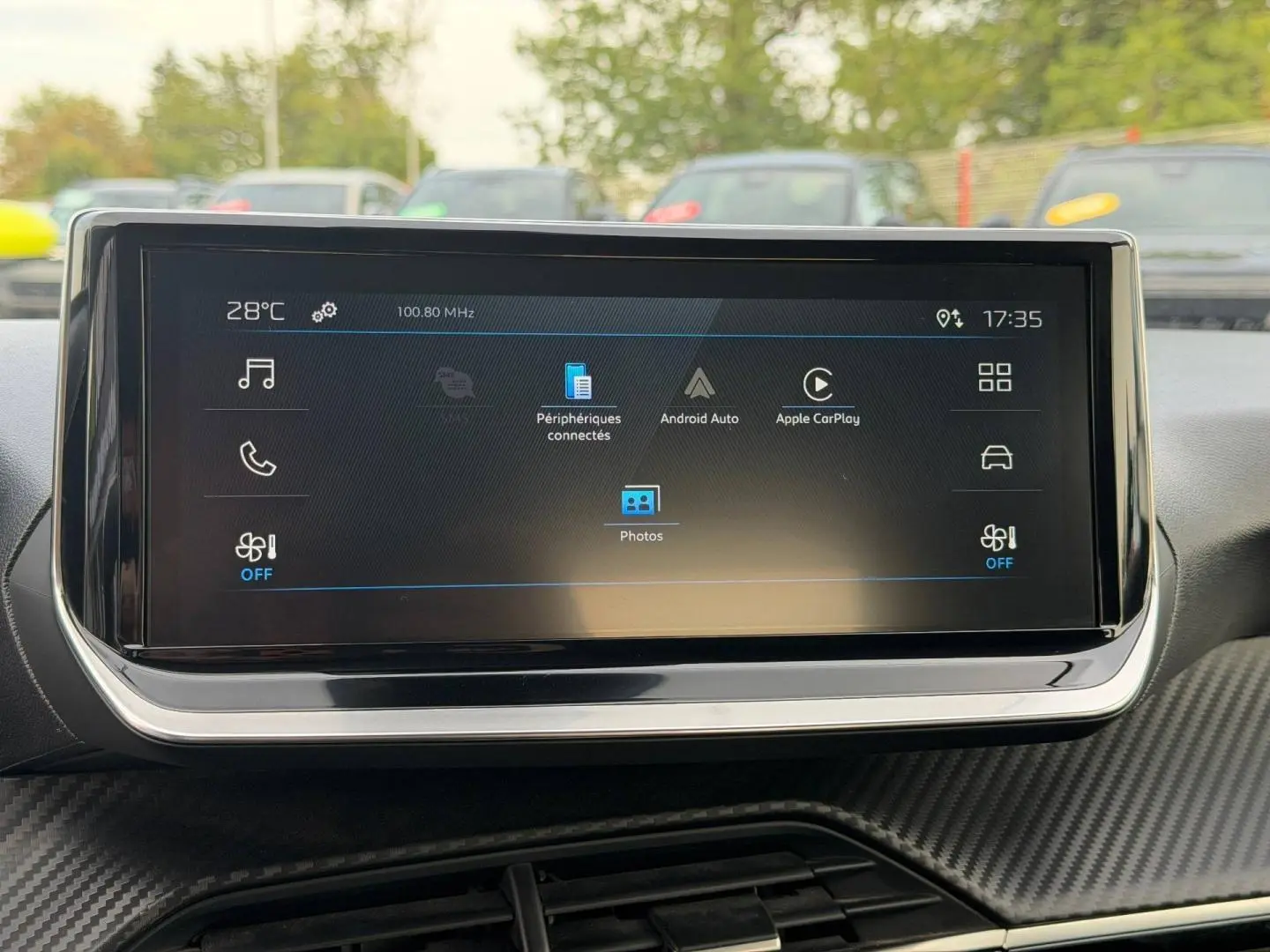 Écran tactile central de la Peugeot 208 blanc Okénite, affichant les options Android Auto et Apple CarPlay.