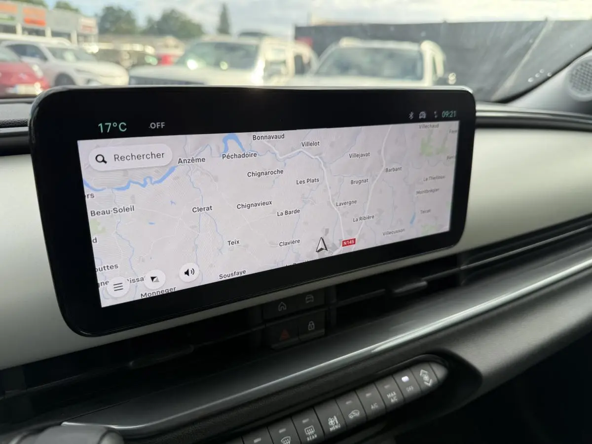 Vue intérieure centrée sur l'écran tactile du système de navigation du Fiat 600 La Prima 2024, planche ivoire.