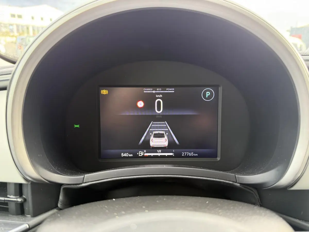 Combiné numérique 7 pouces du tableau de bord du Fiat 600 La Prima affichant l'aide à la conduite et la vitesse à zéro.