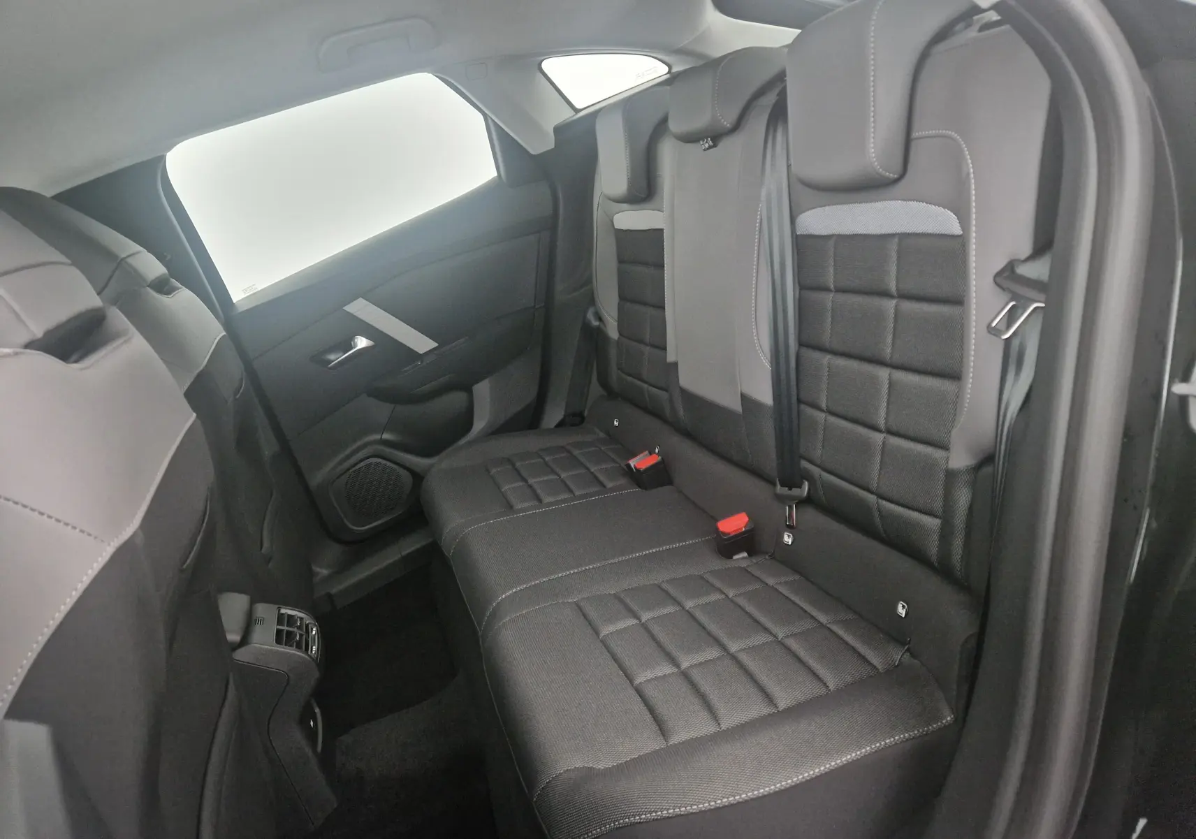 Vue intérieure arrière côté droit de la banquette noire avec surpiqûres grises du Citroën C4 2025 Business Edition.