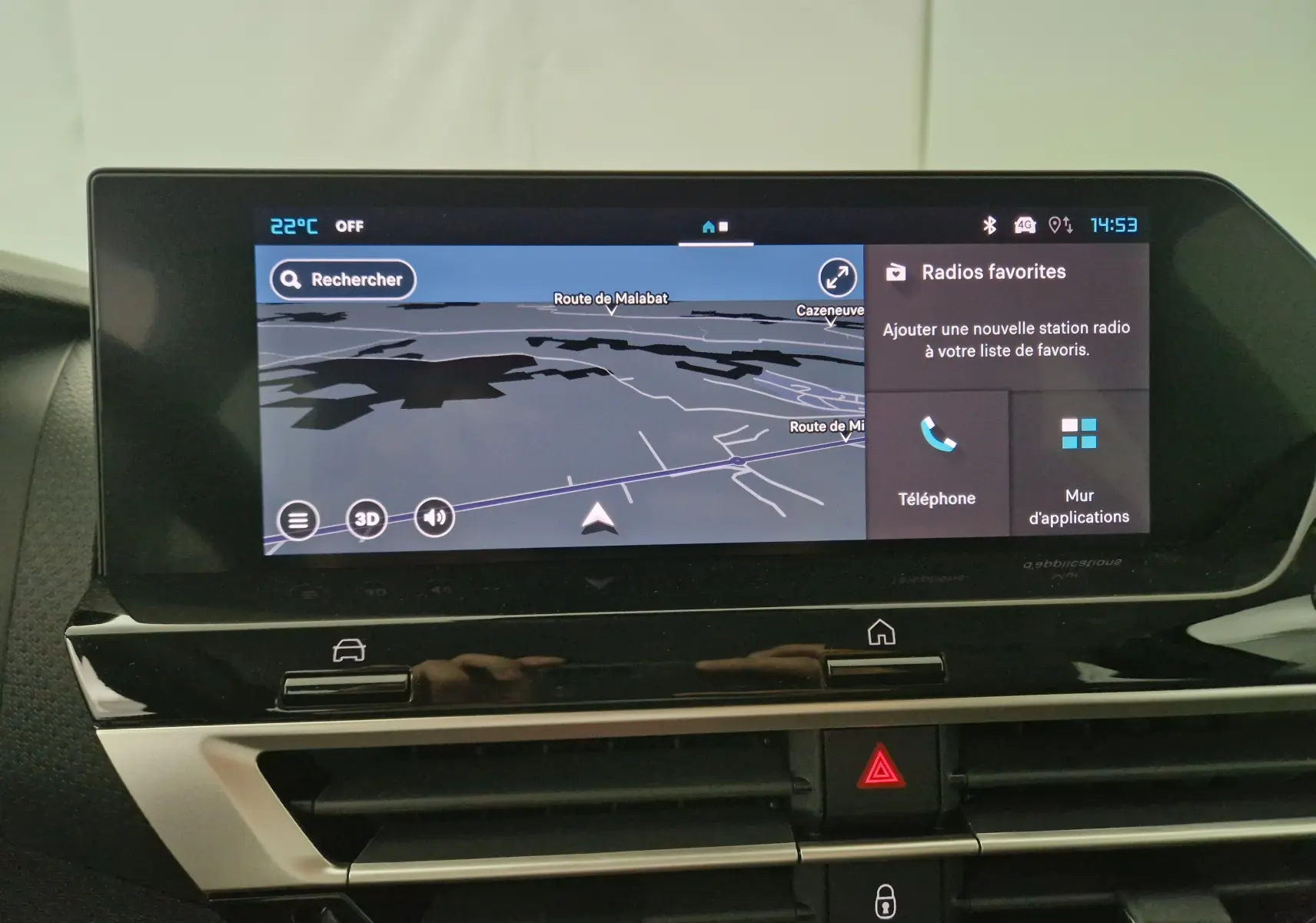 Écran tactile central affichant la navigation et les options multimédias du tableau de bord d'une Citroën C4 noire 2025.
