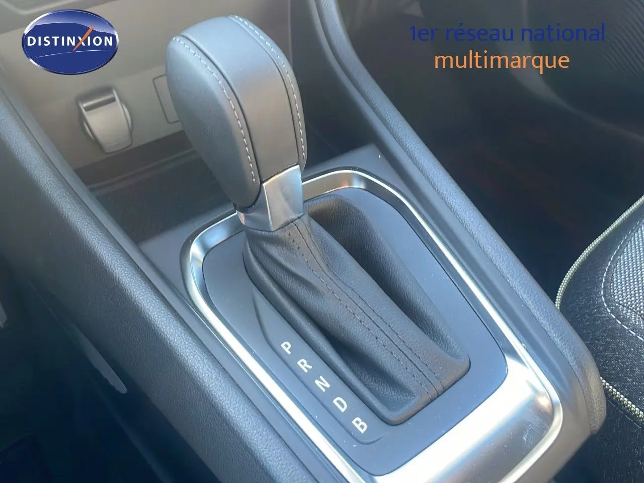 Le levier de vitesses automatique en cuir noir de la Renault Captur E-Tech Hybrid 2025, vue rapprochée intérieure.