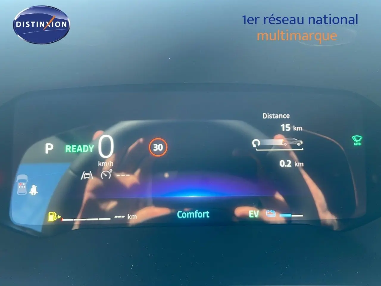 Tableau de bord numérique du Renault Captur E-Tech Hybrid 2025 affichant la vitesse à zéro en mode confort.