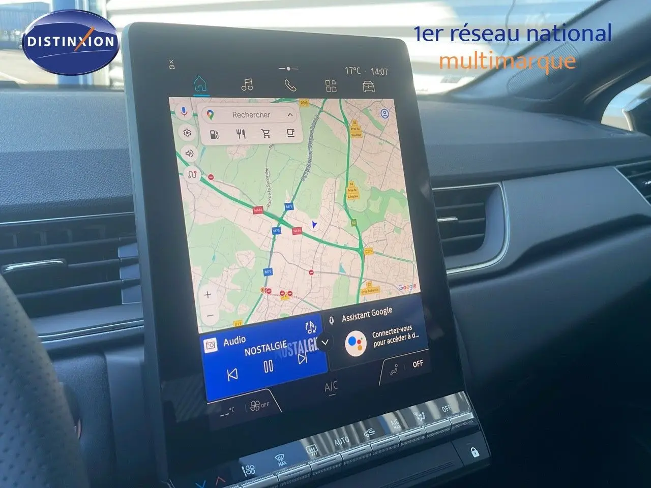 Vue rapprochée de l'écran tactile central du tableau de bord du Renault Captur noir étoile métal 2025 affichant la navigation.
