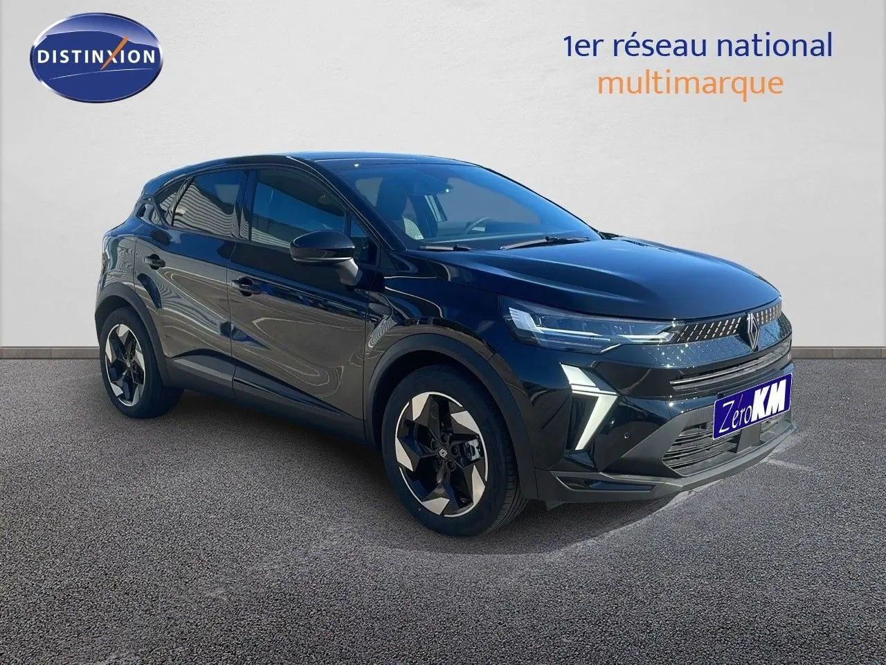 Renault Captur E-Tech hybride noir étoile métal en 3/4 avant droit avec jantes bicolores et feux LED distinctifs.