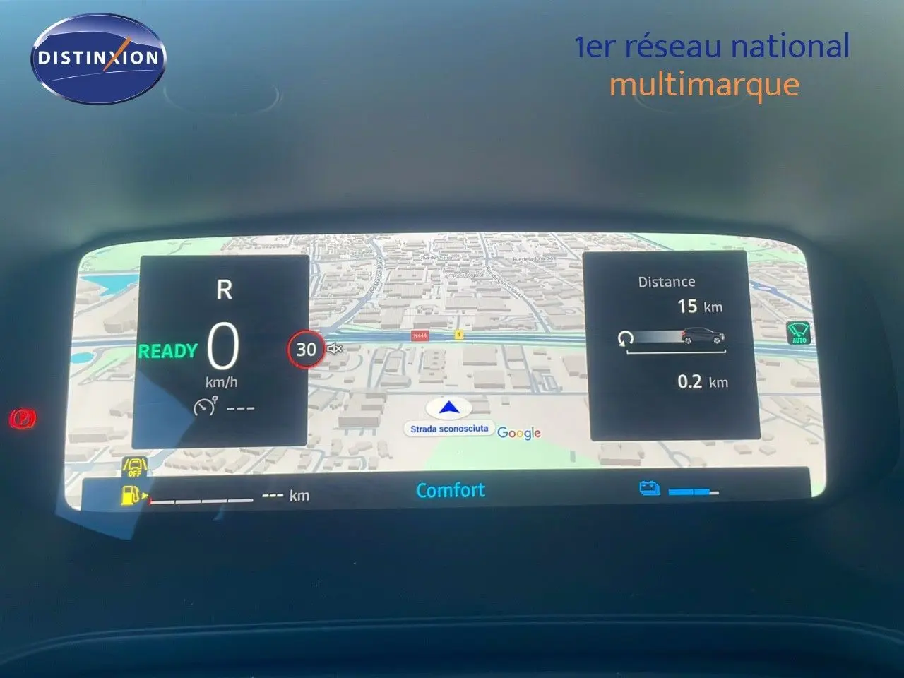 Tableau de bord numérique du Renault Captur E-Tech 2025 affichant la navigation et les informations de conduite.