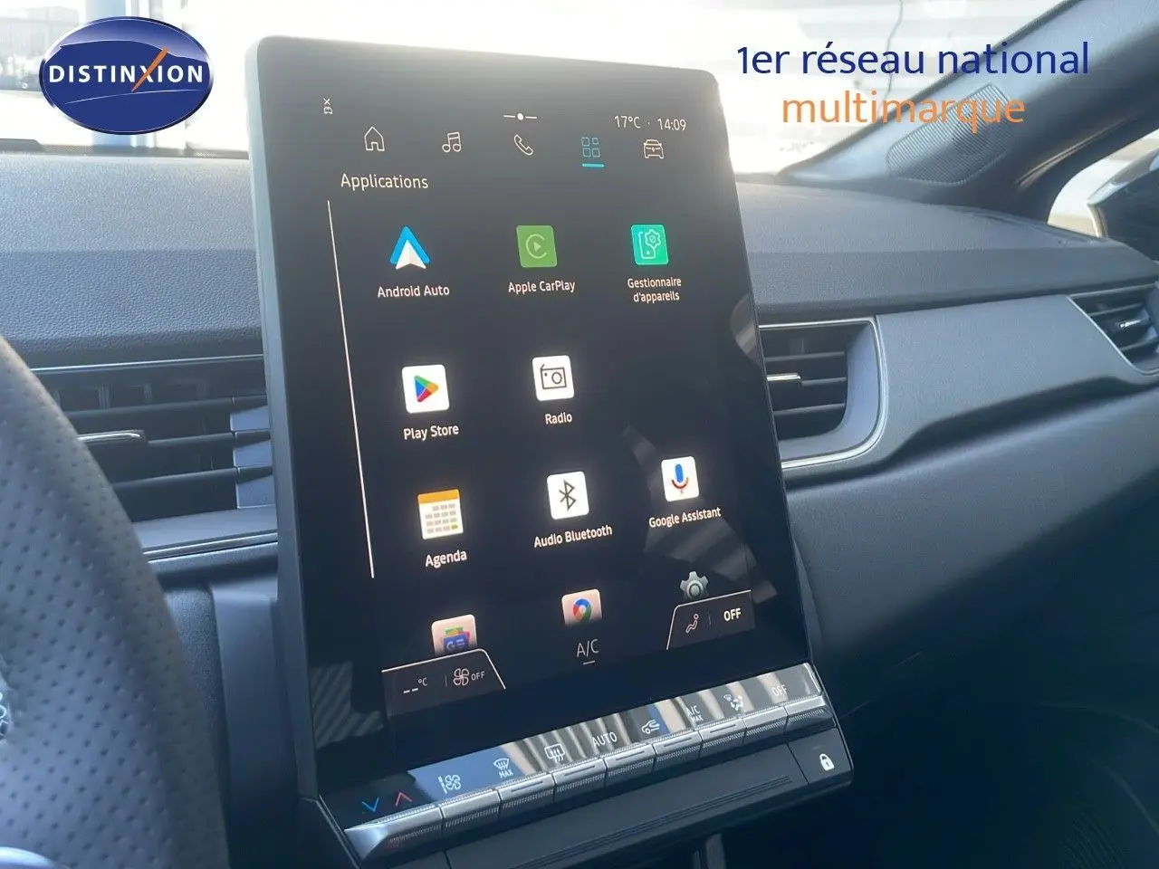 Écran tactile central avec applications connectées dans l’habitacle d’un Renault Captur noir étoile métal 2025.