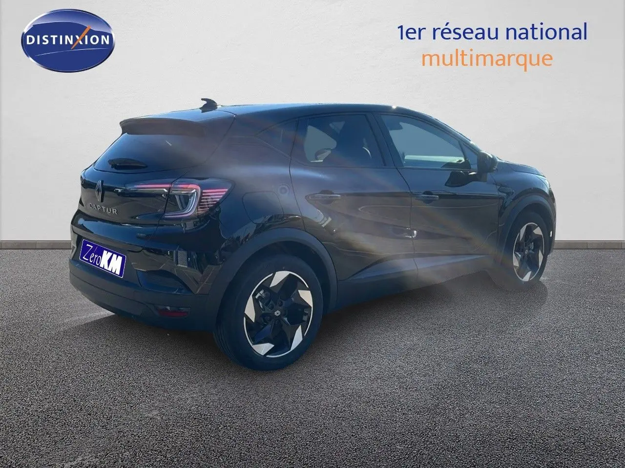 Renault Captur E-Tech hybride noir étoile métal en vue 3/4 arrière côté droit, avec jantes bi-ton distinctives.
