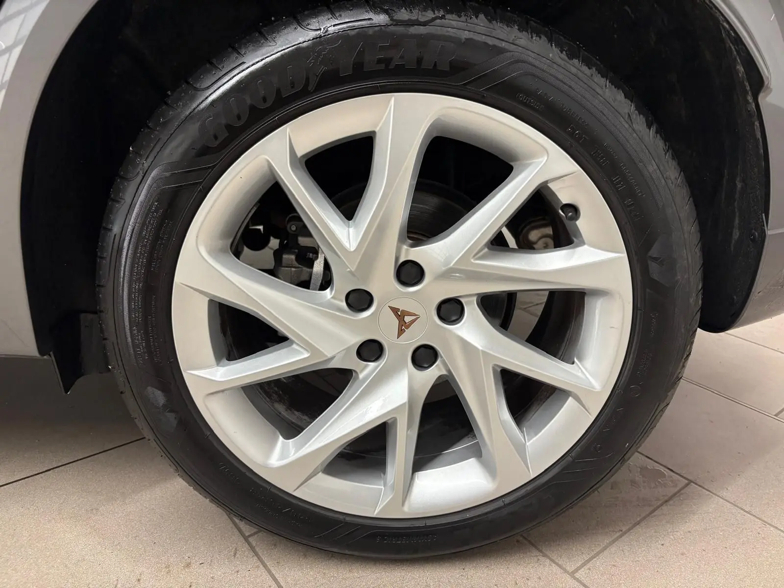 Gros plan sur la jante argentée à dix branches du CUPRA Formentor 2024, avec logo CUPRA au centre.