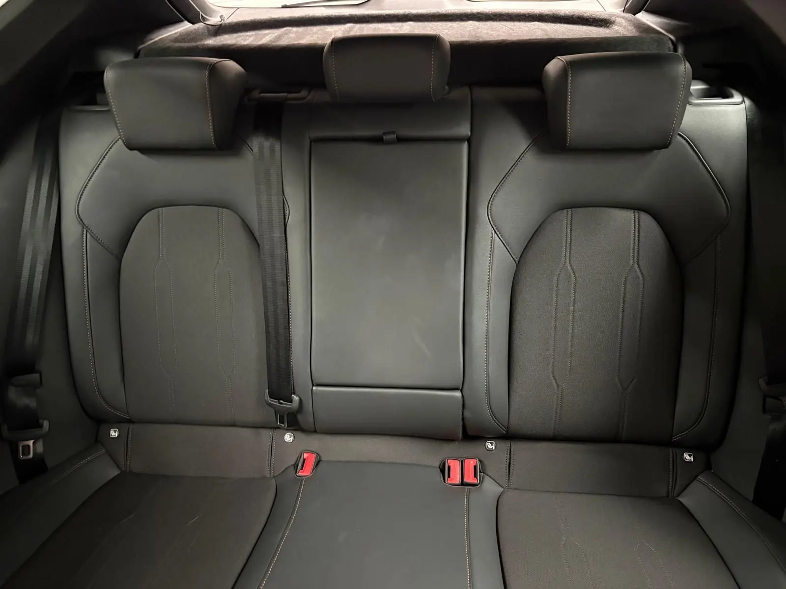 Vue intérieure du siège arrière en cuir noir avec surpiqûres contrastées du CUPRA Formentor 1.5 TSI 2024.