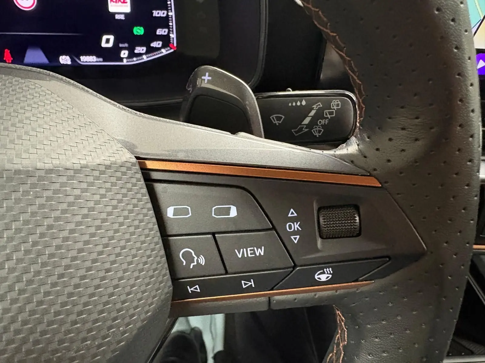 Détail des commandes au volant côté droit du CUPRA Formentor 1.5 TSI 150 DSG7 2024 avec finition cuir perforé.
